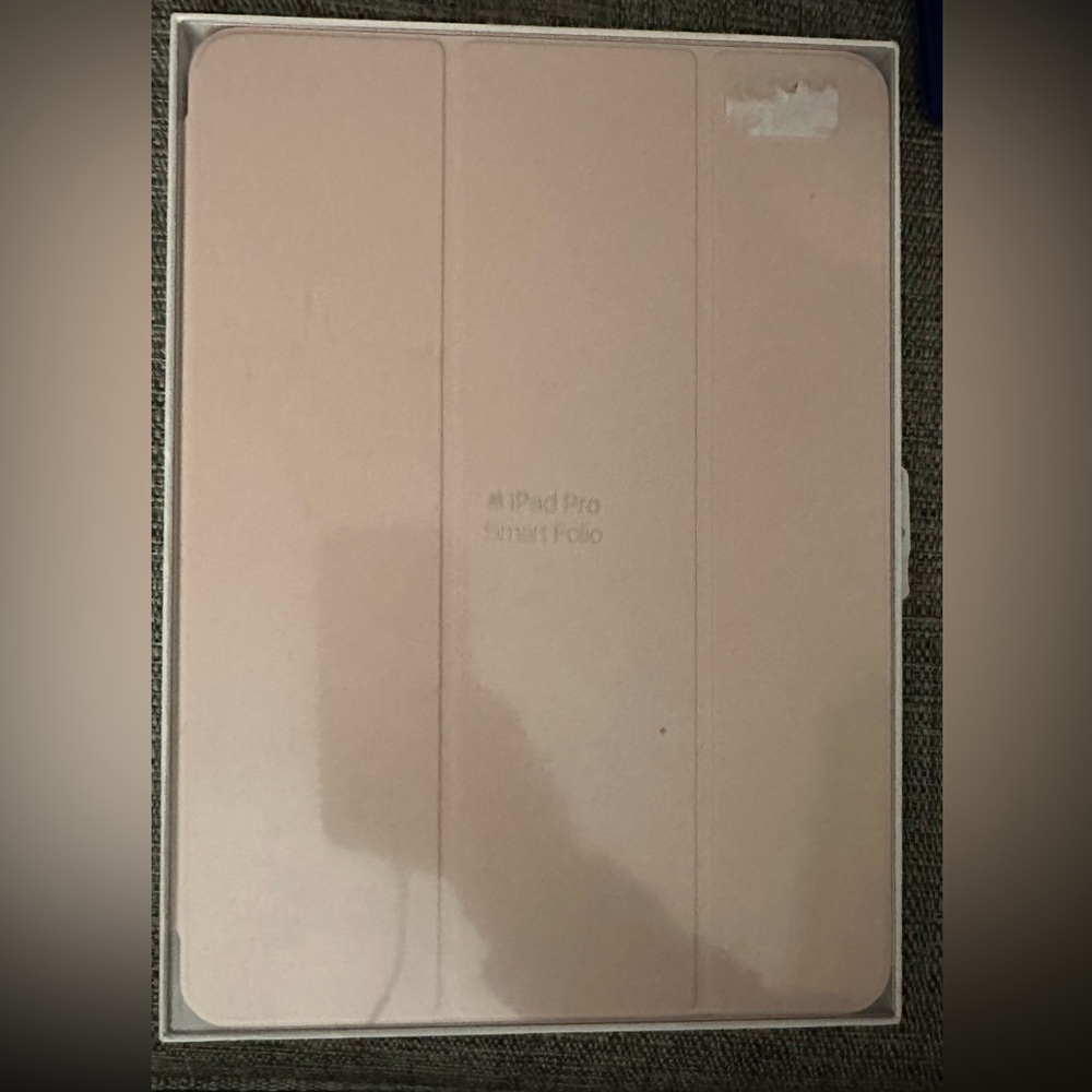 🍎iPad Pro Smart Folio 11 inch  
Light pink in color NIB